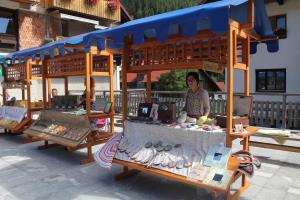 Pestra ponudba unikatnih izdelkov na tržnici